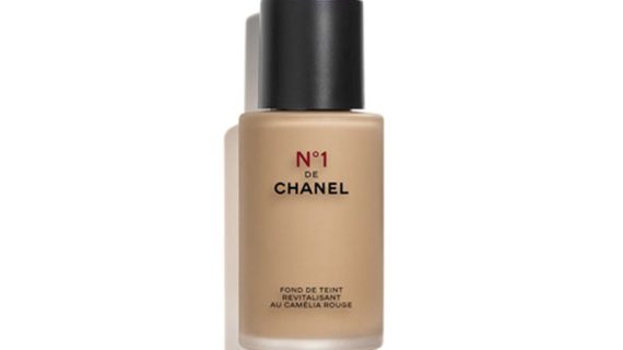 Chanel N°1 De Chanel Revitalising Foundation Illuminates - Hydrates - Protects - B70